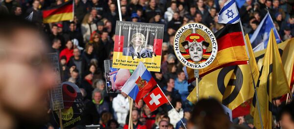 Simpatizantes do grupo Pegida durante marcha contra a islamização em Dresden, em 6 de fevereiro de 2016 - Sputnik Brasil