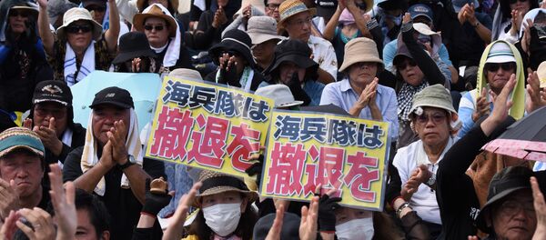 Japoneses protestam contra presença militar americana em Okinawa, 19 de junho Japoneses protestam contra presença militar americana em Okinawa, 19 de junho - Sputnik Brasil