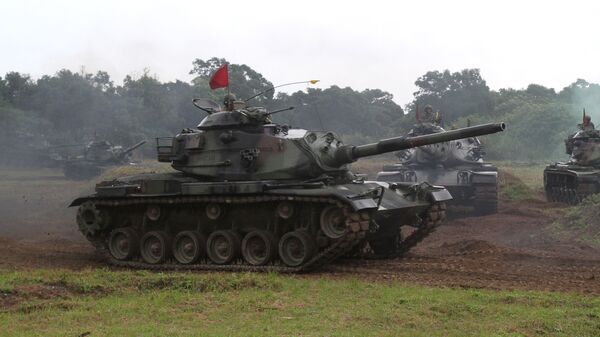 Soldados taiwaneses operam um tanque M60-A3 americano durante exercícios militares em Taiwan - Sputnik Brasil