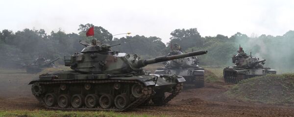Soldados taiwaneses operam um tanque M60-A3 americano durante exercícios militares em Taiwan - Sputnik Brasil