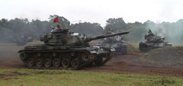 Soldados taiwaneses operam um tanque M60-A3 americano durante exercícios militares em Taiwan (foto de arquivo) - Sputnik Brasil
