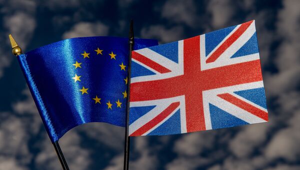 Bandeiras da UE e do Reino Unido - Sputnik Brasil