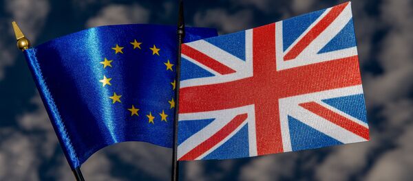 Bandeiras da UE e do Reino Unido - Sputnik Brasil