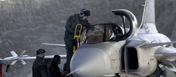 Piloto da força aérea da Hungria entra em um caça Gripen JAS-39 - Sputnik Brasil