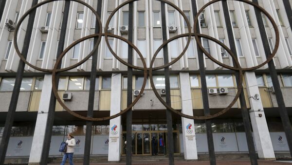 A woman walks out of the Russian Olympic Committee headquarters building, which also houses the management of Russian Athletics Federation in Moscow, Russia, November 13, 2015 - Sputnik Brasil
