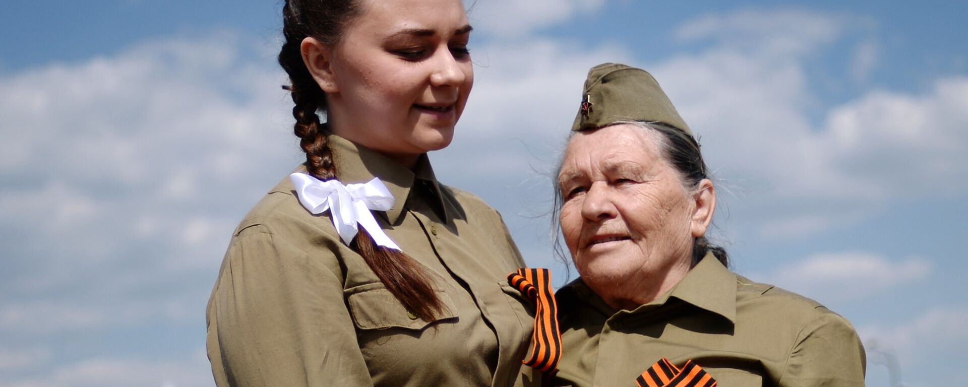 Menina dança com veterana de guerra na festa em comemoração dos 71 anos da Vitória na Grande Guerra pela Pátria, em Moscou. Rússia, 9 de maio de 2016 - Sputnik Brasil, 1920, 20.06.2016