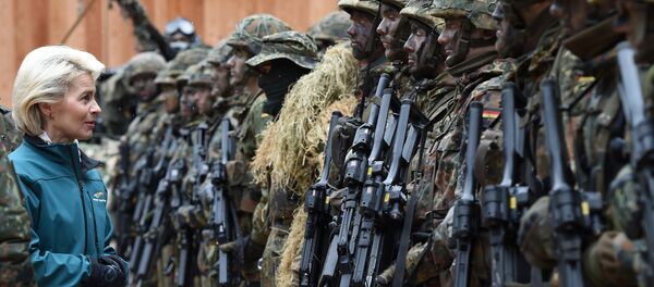 A Ministra de Defesa alemã, Ursula von der Leyen, com soldados da infantaria depois dos exercícios militares na parte sul da Alemanha, em 23 de março, 2016 - Sputnik Brasil
