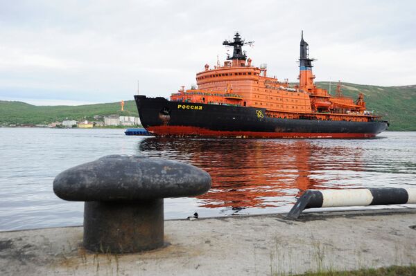 O quebra-gelo nuclear Rossiya regressa a Murmansk com exploradores polares da estação Pole-37 - Sputnik Brasil