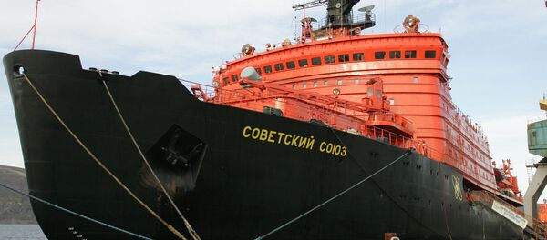 O quebra-gelo nuclear Sovetsky Soyuz (União Soviética) no porto de Murmansk - Sputnik Brasil