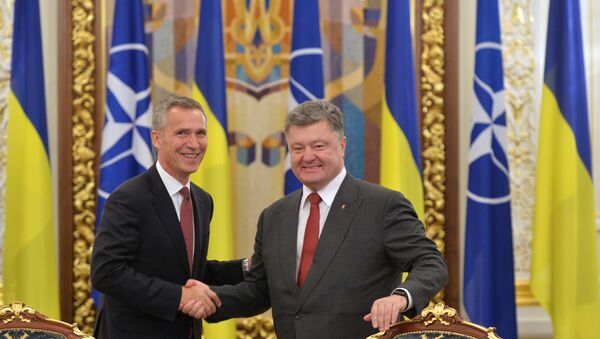 Secretário-geral da OTAN Jens Stoltenberg e o presidente ucraniano Pyotr Poroshenko durante a visita oficial de Stoltenberg para a Ucrânia, Kiev, setembro de 2015 - Sputnik Brasil