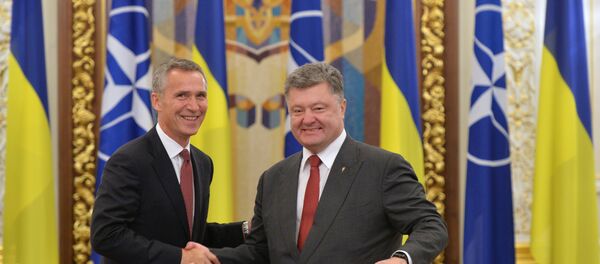 Secretário-geral da OTAN Jens Stoltenberg e o presidente ucraniano Pyotr Poroshenko durante a visita oficial de Stoltenberg para a Ucrânia, Kiev, setembro de 2015 - Sputnik Brasil