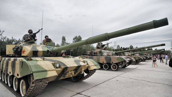 Chinese soldiers pose in tanks during a training session at the Academy of Armored Forces Engineering of the Peoples Liberation Army (PLA) in Beijing, China, 22 July 2014 - Sputnik Brasil