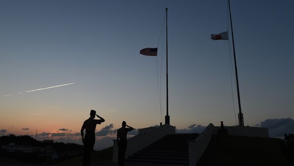 Militares da Marinha dos EUA durante a cerimônia de descida das bandeiras - Sputnik Brasil