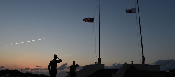 Militares da Marinha dos EUA durante a cerimônia de descida da bandeiras norte-americana e japonesa em Camp Forester, perto da base militar de Futenma em Ginowan, na prefeitura de Okinawa, em 14 de novembro de 2014 - Sputnik Brasil