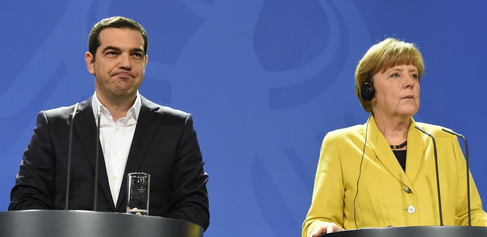 O premier da Grécia, Alexis Tsipras, com a chanceler alemã, Angela Merkel, em Berlim - Sputnik Brasil, 1920, 01.07.2022