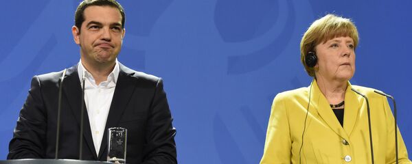 O premier da Grécia, Alexis Tsipras, com a chanceler alemã, Angela Merkel, em Berlim - Sputnik Brasil