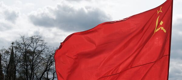Homem com a bandeira da União Soviética na praça no centro de Moscou, Rússia (foto de arquivo) - Sputnik Brasil