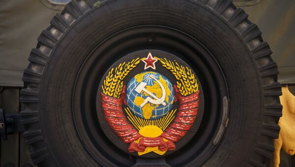 Roda sobresselente com o escudo da União Soviética na exposição de carros retrô, São Petersburgo, Rússia (foto de arquivo) - Sputnik Brasil