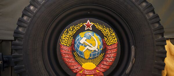 Roda sobresselente com o escudo da União Soviética na exposição de carros retrô, São Petersburgo, Rússia (foto de arquivo) - Sputnik Brasil