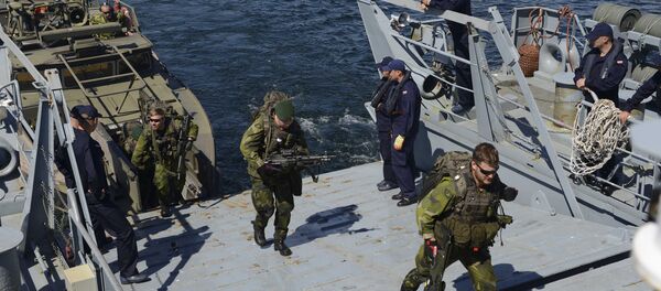 Suecos sobem a bordo de navio de guerra polonês durante os exercícios militares BALTOPS da OTAN - Sputnik Brasil