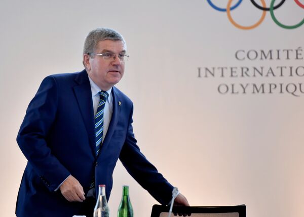 Thomas Bach se senta à mesa antes de pronunciar seu discurso na Cúpula Olímpica em Lausana, em 21 de junho de 2016 - Sputnik Brasil