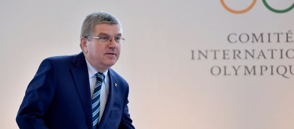 Thomas Bach se senta à mesa antes de pronunciar seu discurso na Cúpula Olímpica em Lausana, em 21 de junho de 2016 - Sputnik Brasil