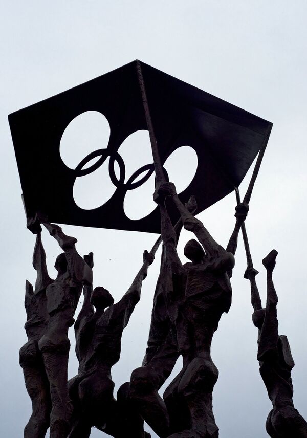 Escultura na entrada do Museu Olímpico em Lausana - Sputnik Brasil