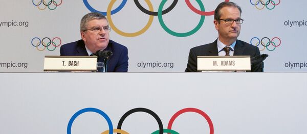 Em 21 de junho de 2016 (data da foto), o presidente do COI, Thomas Bach (esquerda), e o diretor de comunicação do COI, Mark Adams (direita) anunciaram a decisão de não afastar toda a seleção da Rússia dos Jogos Olímpicos no Rio de Janeiro - Sputnik Brasil
