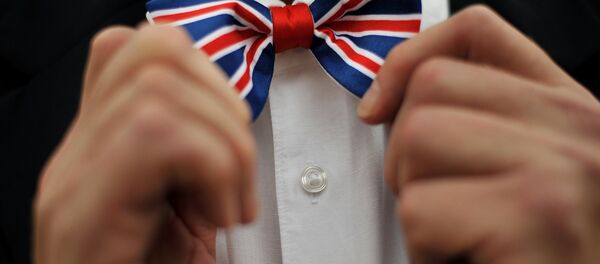 Gravata com as cores da bandeira britânica - Sputnik Brasil