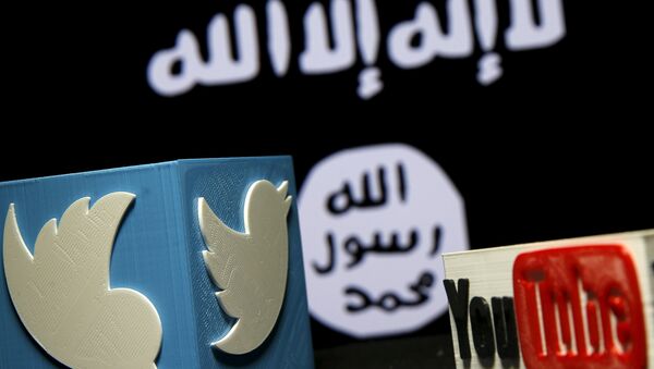 A 3D plastic representation of the Twitter and Youtube logo is seen in front of a displayed ISIS flag in this photo illustration in Zenica, Bosnia and Herzegovina, February 3, 2016 - Sputnik Brasil