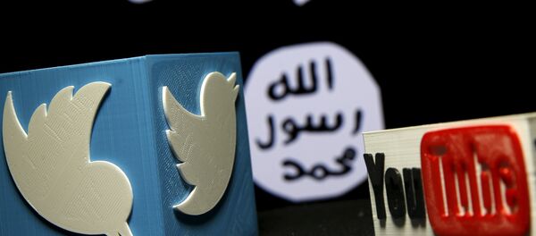 Logos 3D do Twitter e Youtube com a bandeira do Daesh em fundo - Sputnik Brasil