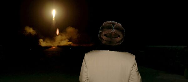 Kim Jong-un observa o lançamento de um míssil balístico - Sputnik Brasil