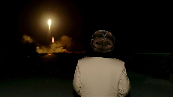 Kim Jong-un observa o lançamento de um míssil balístico - Sputnik Brasil