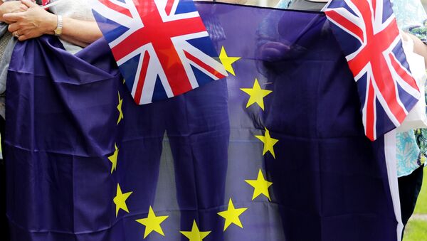 Bandeiras da Grã-Bretanha e da União Europeia - Sputnik Brasil