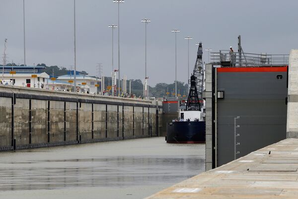 Esta foto de 20 de junho de 2016 mostra a abertura de uma porta no canal do Panamá, deixando passar o navio Oceanus para fazer teste - Sputnik Brasil