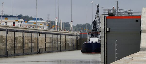 Esta foto de 20 de junho de 2016 mostra a abertura de uma porta no canal do Panamá, deixando passar o navio Oceanus para fazer teste - Sputnik Brasil