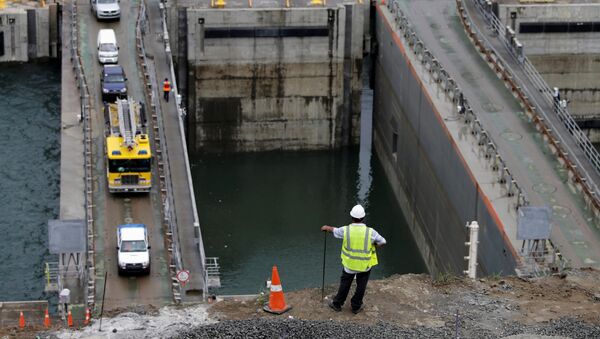 Dono do portão transoceânico: um operário olha, no dia 10 de junho de 2016, a porta flutuante nas esclusas de Água Clara do Canal de Panamá ampliado - Sputnik Brasil