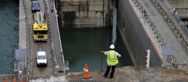 Dono do portão transoceânico: um operário olha, no dia 10 de junho de 2016, a porta flutuante nas esclusas de Água Clara do Canal de Panamá ampliado - Sputnik Brasil