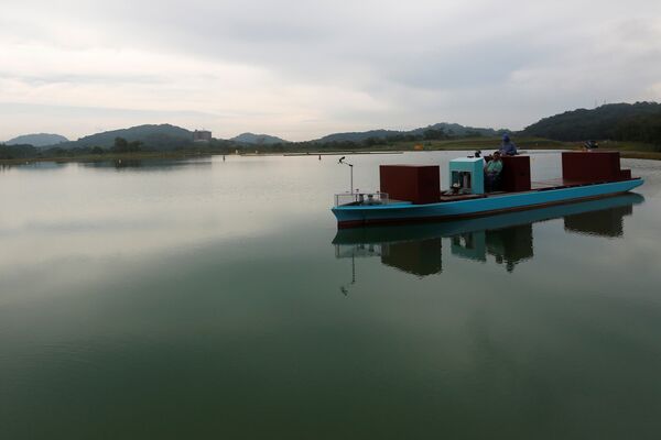 Em 1 de junho de 2016 este pequeno navio estava treinando, perto da Cidade de Panamá, a navegação de navios de carga no futuro Canal de Panamá ampliado. Quase três semanas depois, houve teste no próprio canal - Sputnik Brasil