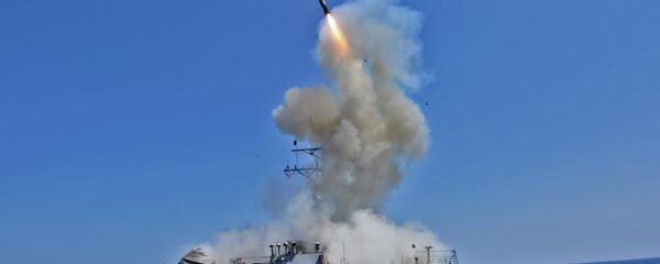 Míssil de cruzeiro Tomahawk lançado do destróier USS Barry (DDG 52) Míssil de cruzeiro Tomahawk lançado do destróier USS Barry (DDG 52) - Sputnik Brasil