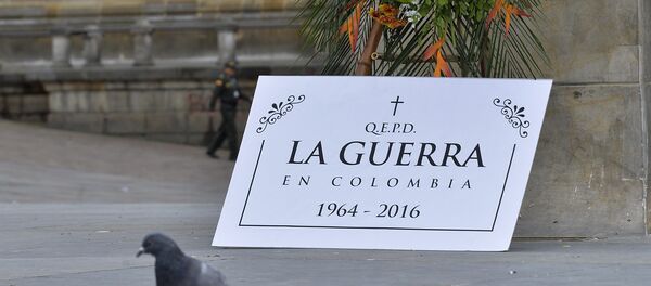 A dove rests by a wreath placed before the statue of XIXth Century Latin American Liberator Simon Bolivar at Bogota's main square on June 23, 2016 - Sputnik Brasil