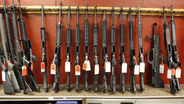 This photo taken on Thursday, June 27, 2013, shows a rack of rifles at Firing-Line gun store in Aurora, Colo. - Sputnik Brasil