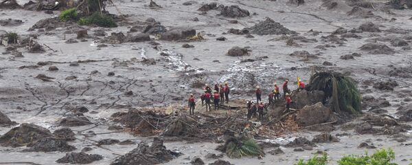 Bombeiros trabalhando nos resgates após o rompimento da barragem da Samarco em Mariana - Sputnik Brasil