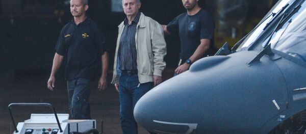 Paulo Bernardo é levado por Agentes para o avião da Polícia Federal rumo a São Paulo - Sputnik Brasil