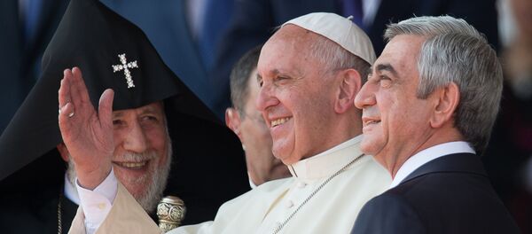 Papa Francisco, em visita à Armênia, conversa com o Katolikos dos Armênios, Garegin II, e o presidente do país, Serj Sargsyan, no aeroporto de Zvartnots, em 24 de junho de 2016 - Sputnik Brasil