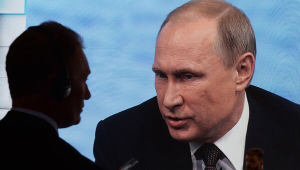 Imagem de Vladimir Putin transmitida em uma tela durante o fórum econômico SPIEF 2016 - Sputnik Brasil