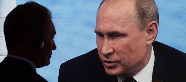 Imagem de Vladimir Putin transmitida em uma tela durante o fórum econômico SPIEF 2016 - Sputnik Brasil