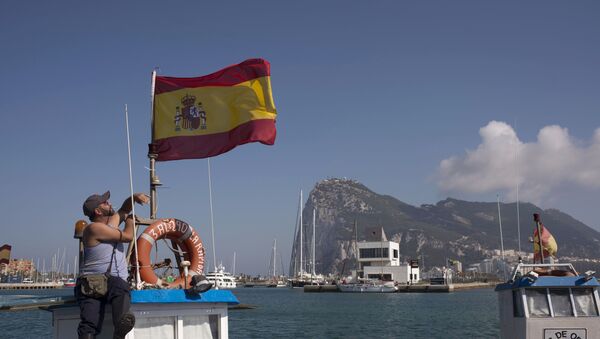 Um pescador mantém uma bandeira da Espanha no porto de La Línea de la Concepción em 18 de agosto de 2013. O porto foi palco de um protesto espanhol contra a construção de um arrecife artificial pelo governo britânico perto da península de Gibraltar, reivindicado pelo Reino Unido - Sputnik Brasil
