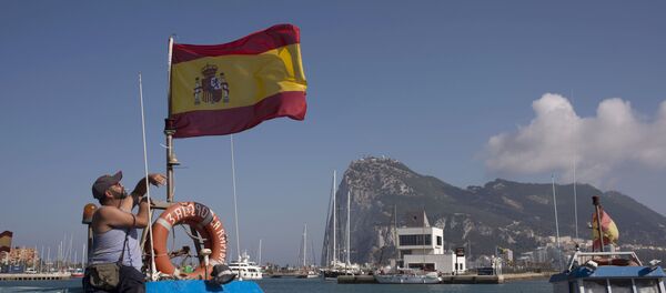 Um pescador mantém uma bandeira da Espanha no porto de La Línea de la Concepción em 18 de agosto de 2013. O porto foi palco de um protesto espanhol contra a construção de um arrecife artificial pelo governo britânico perto da península de Gibraltar, reivindicado pelo Reino Unido - Sputnik Brasil