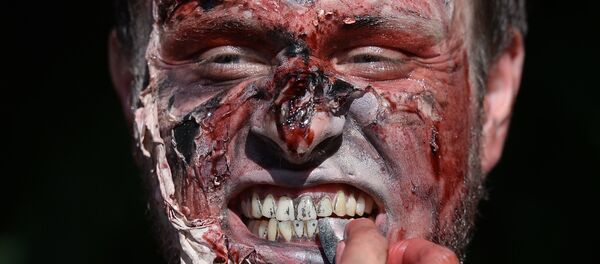 Participante da festa de zumbis faz maquiagem (foto de arquivo) - Sputnik Brasil